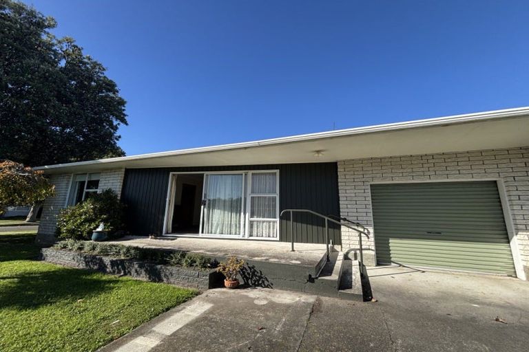 Photo of property in 3 Hollows Crescent, Takaro, Palmerston North, 4412
