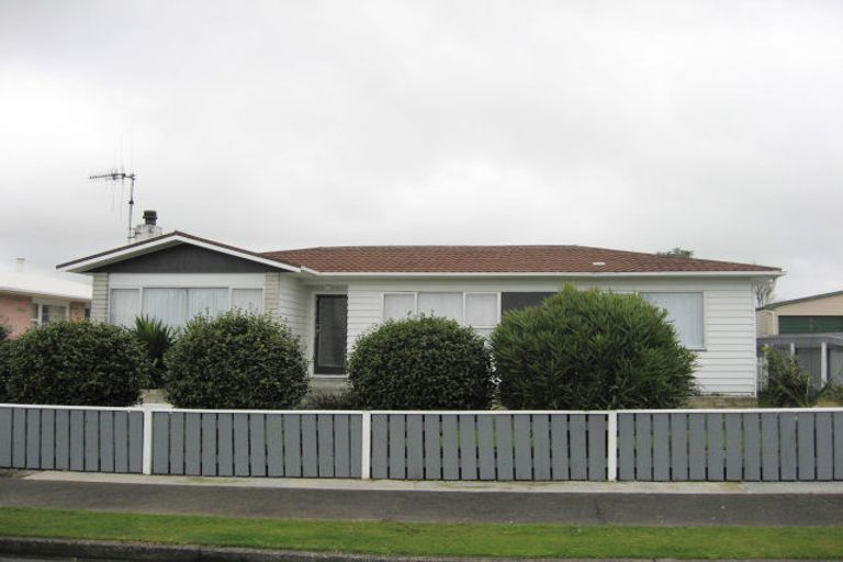 Photo of property in 44 Featherston Street, Levin, 5510