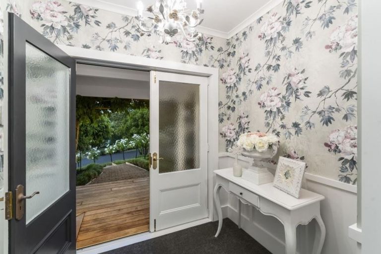 Photo of property in 1 Almond Grove, Greenhithe, Auckland, 0632