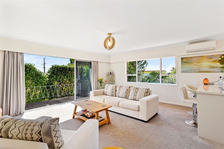 Photo of property in 2/4 Evelyn Place, Hillcrest, Auckland, 0627