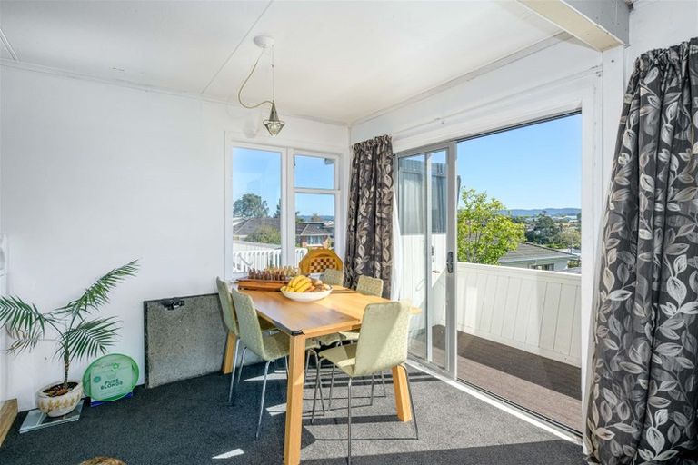 Photo of property in 4 Marie Crescent, Te Atatu South, Auckland, 0610