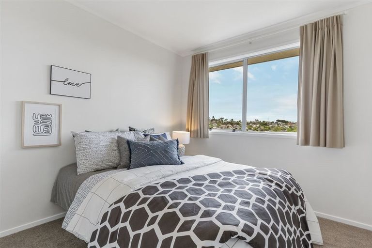 Photo of property in 1/50a Target Road, Totara Vale, Auckland, 0629