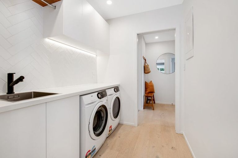 Photo of property in 10 Pohutukawa Avenue, Red Beach, 0932