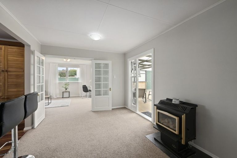 Photo of property in 8 Aniseed Grove, Timberlea, Upper Hutt, 5018