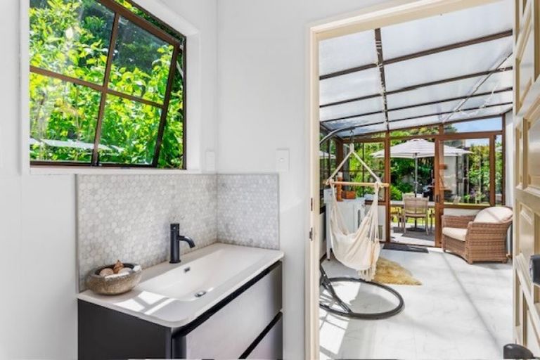 Photo of property in 261 Te Moana Road, Waikanae, 5036