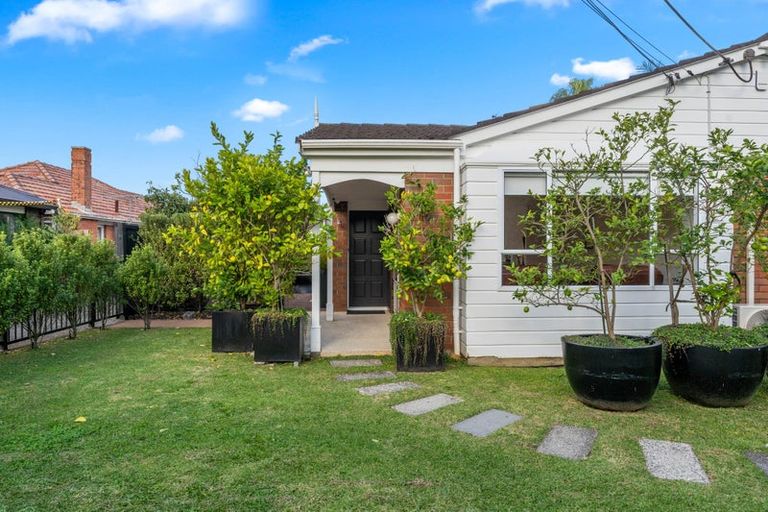 Photo of property in 1/15 Milford Road, Milford, Auckland, 0620