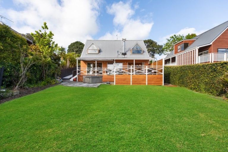 Photo of property in 38 Whangaparaoa Road, Red Beach, 0932