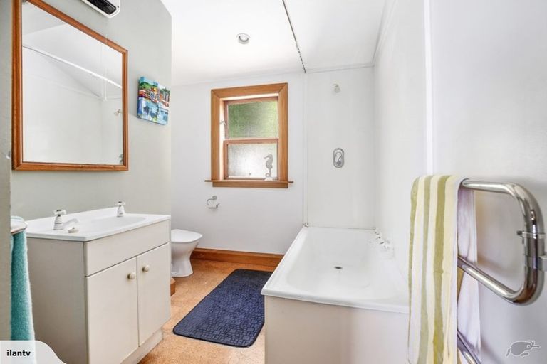 Photo of property in 49 Hungerford Road, Lyall Bay, Wellington, 6022