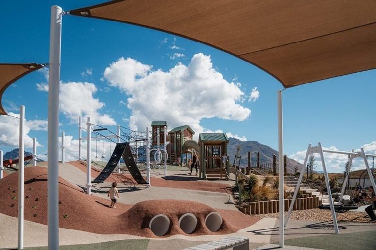 Photo of property in 2 Shelduck Road, Jacks Point, 9371