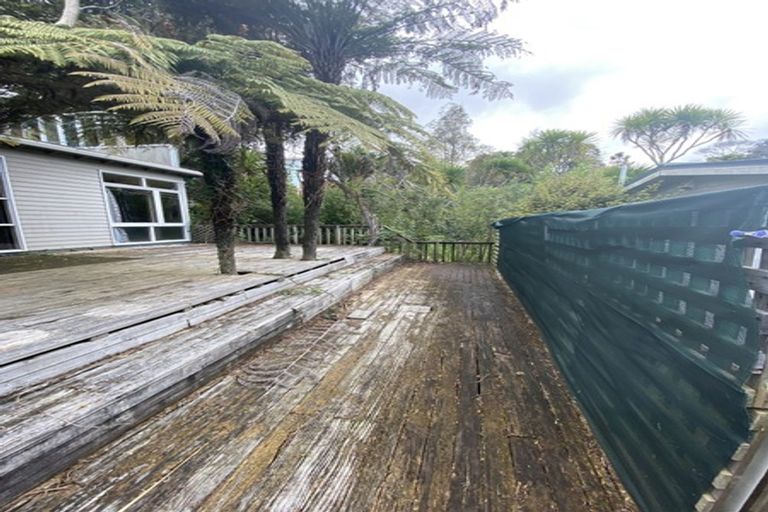 Photo of property in 16 De Val Drive, Titirangi, Auckland, 0604