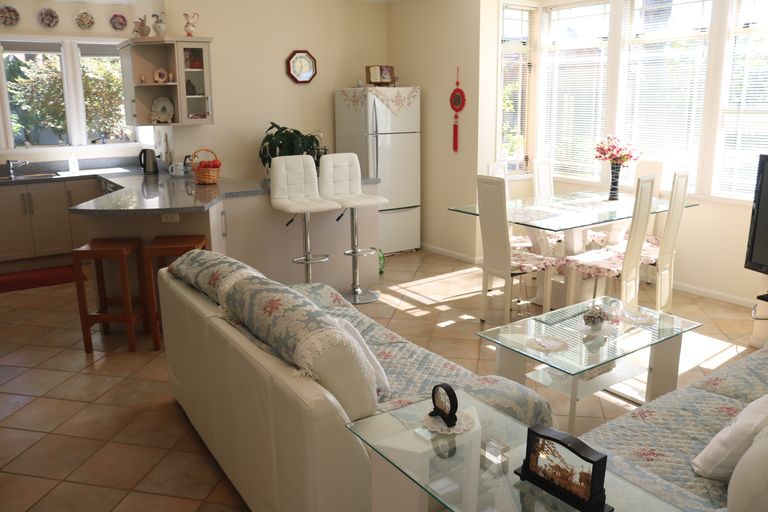 Photo of property in 4 The Oaks, Awapuni, Palmerston North, 4412