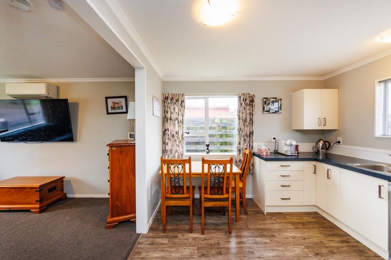 Photo of property in 8 Suzanne Grove, Kelvin Grove, Palmerston North, 4414