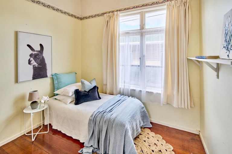 Photo of property in 30 Whites Line West, Woburn, Lower Hutt, 5010