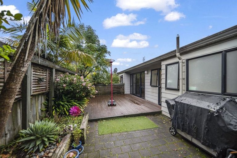 Photo of property in 10 Kirkdale Place, Northcross, Auckland, 0632