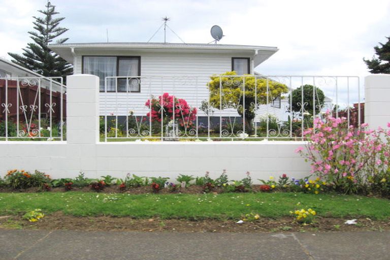 Photo of property in 16 Windrush Close, Mangere, Auckland, 2022