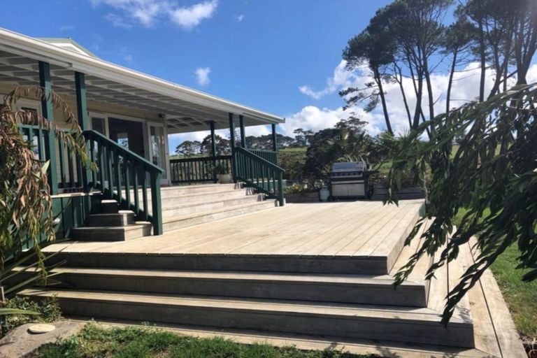 Photo of property in 220 Waitakere Road, Taupaki, Henderson, 0782