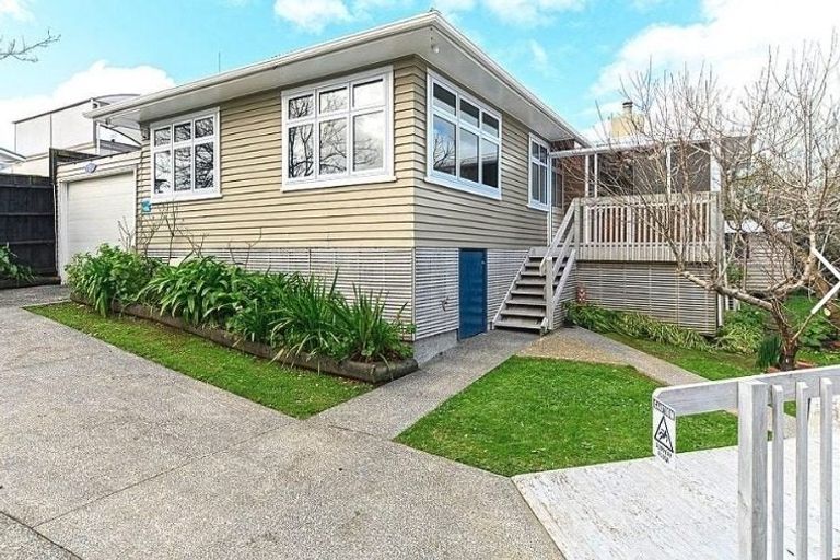 Photo of property in 10 Oteha Valley Road, Northcross, Auckland, 0632