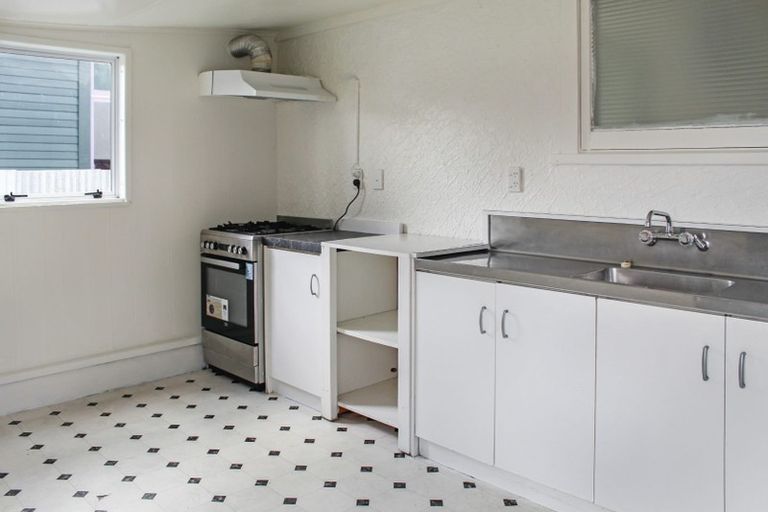 Photo of property in 30 Kingswood Street, Takaro, Palmerston North, 4412