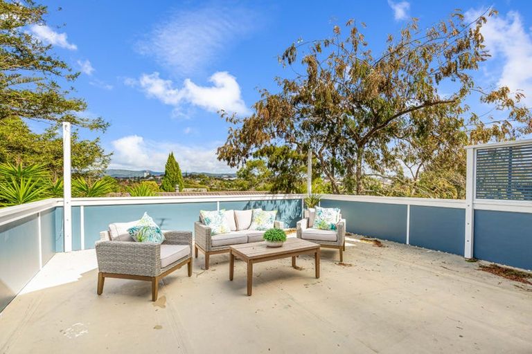 Photo of property in 17 Castaing Crescent, Te Atatu South, Auckland, 0610