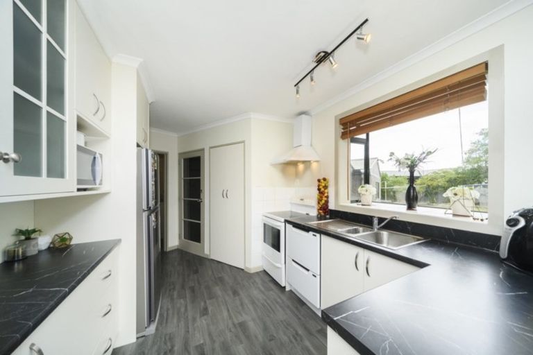 Photo of property in 2 Pukatea Place, Milson, Palmerston North, 4414