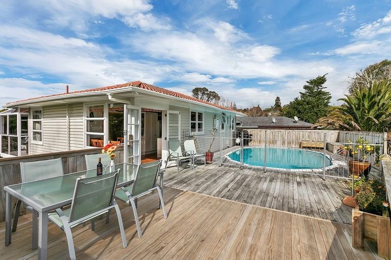 Photo of property in 21 Battle Place, Glenfield, Auckland, 0629