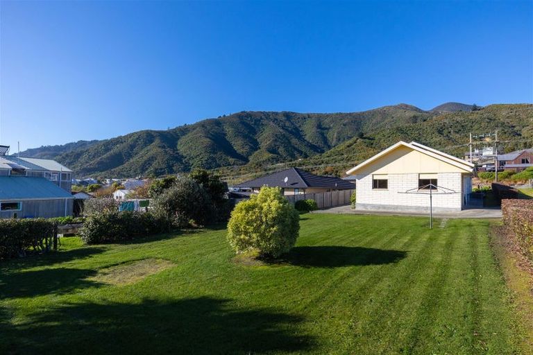 Photo of property in 35 Moana View Road, Waikawa, Picton, 7220