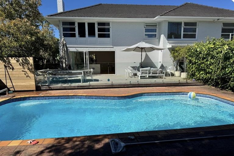 Photo of property in 24 Otakau Road, Milford, Auckland, 0620