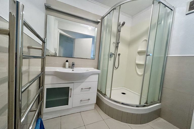 Photo of property in 25 Trias Road, Totara Vale, Auckland, 0629