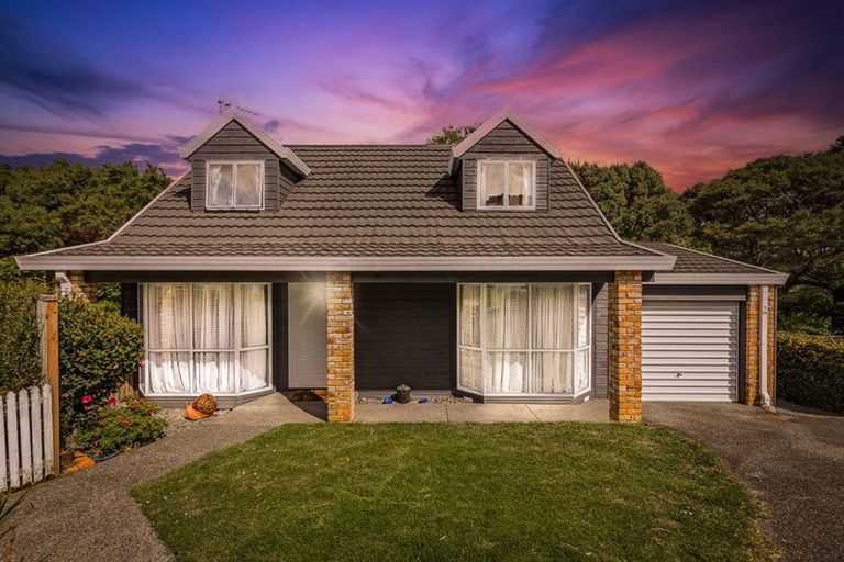 Photo of property in 2/30 Lagoon Way, West Harbour, Auckland, 0618