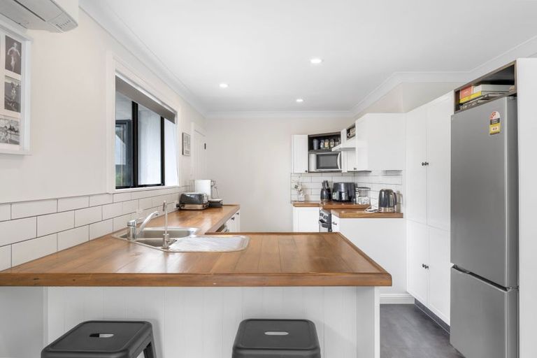 Photo of property in 9 Guernsey Place, Fitzherbert, Palmerston North, 4410