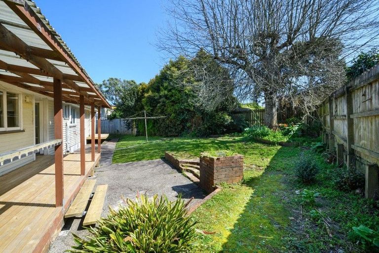 Photo of property in 6 Palmer Avenue, Glen Eden, Auckland, 0602