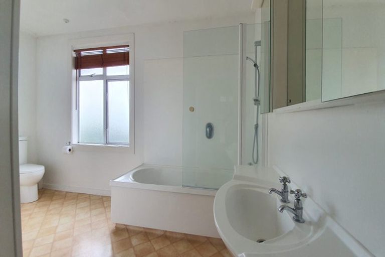 Photo of property in 2 Hawkhurst Road, Lyttelton, 8082