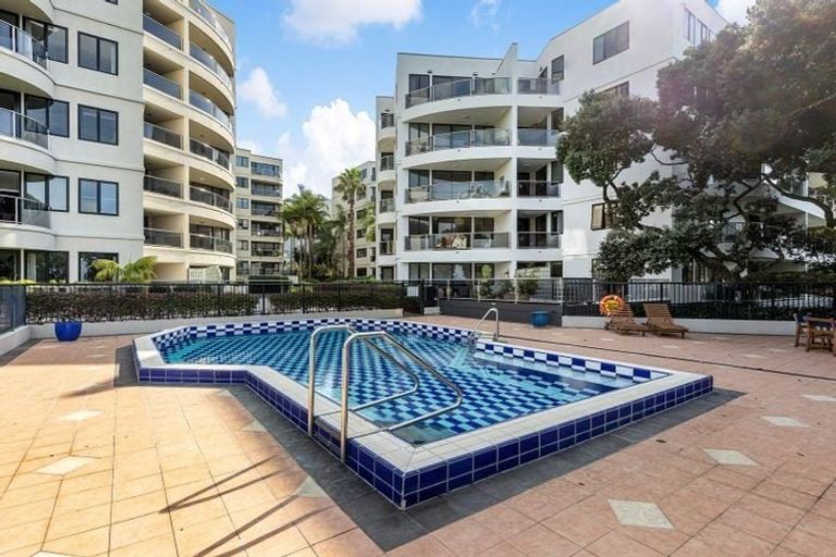 Photo of property in 2h/175 Hurstmere Road, Takapuna, Auckland, 0622