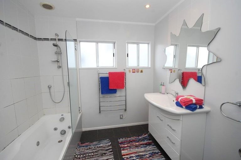 Photo of property in 2/28 Noeleen Street, Glenfield, Auckland, 0629