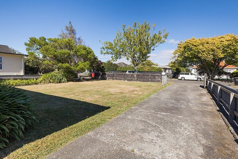 Photo of property in 15 Ihle Street, Terrace End, Palmerston North, 4410