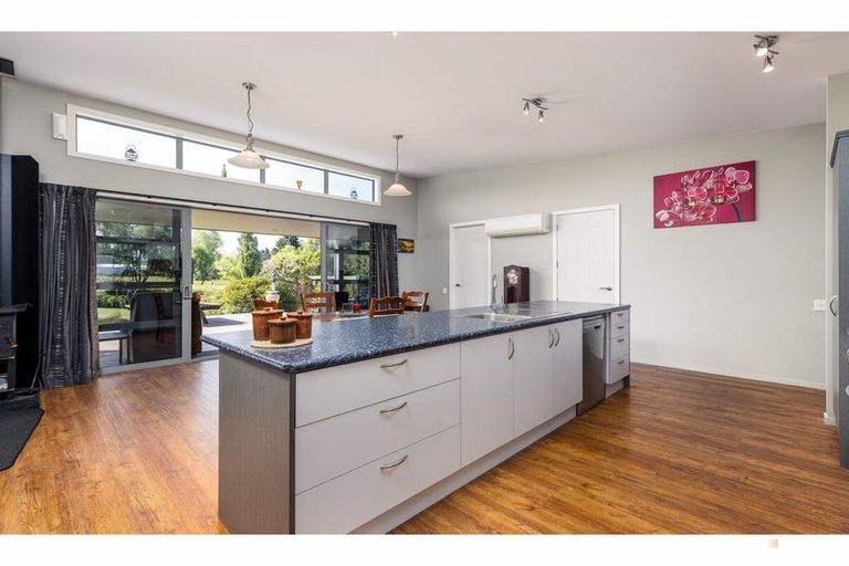 Photo of property in 84 Timaru Road, Waimate, 7924