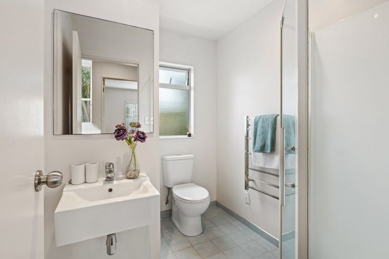 Photo of property in 49a Onewa Road, Northcote, Auckland, 0627