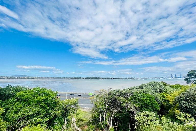 Photo of property in 73 Sylvan Avenue, Northcote, Auckland, 0627