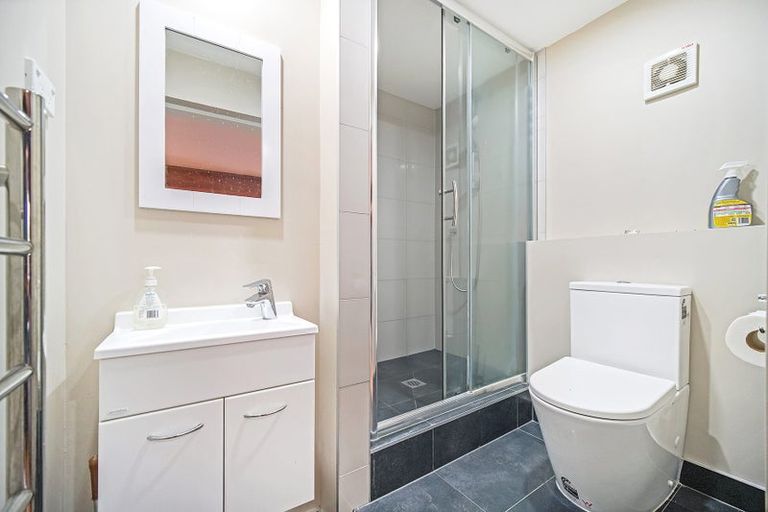 Photo of property in 12 Glenbush Place, Birkenhead, Auckland, 0626