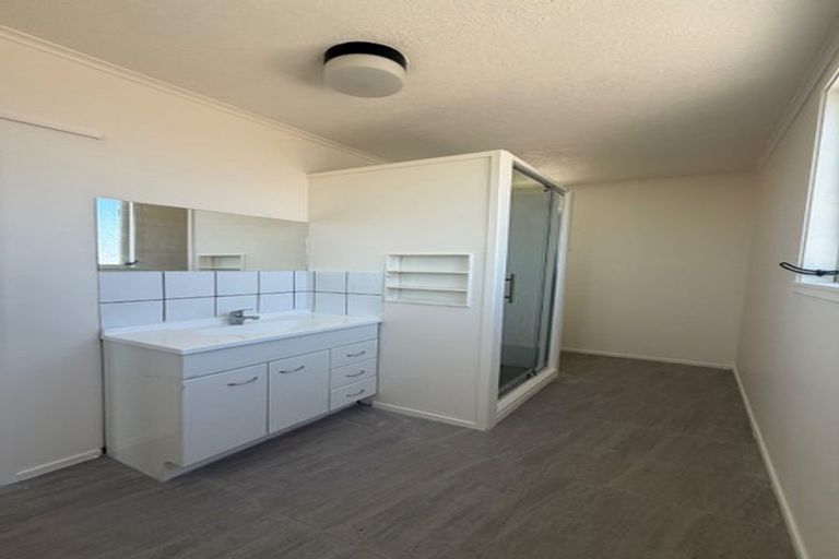 Photo of property in 141 Centreway Road, Orewa, 0931