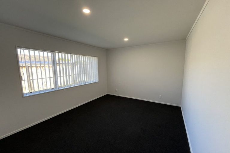 Photo of property in 2 Framalda Place, Conifer Grove, Takanini, 2112
