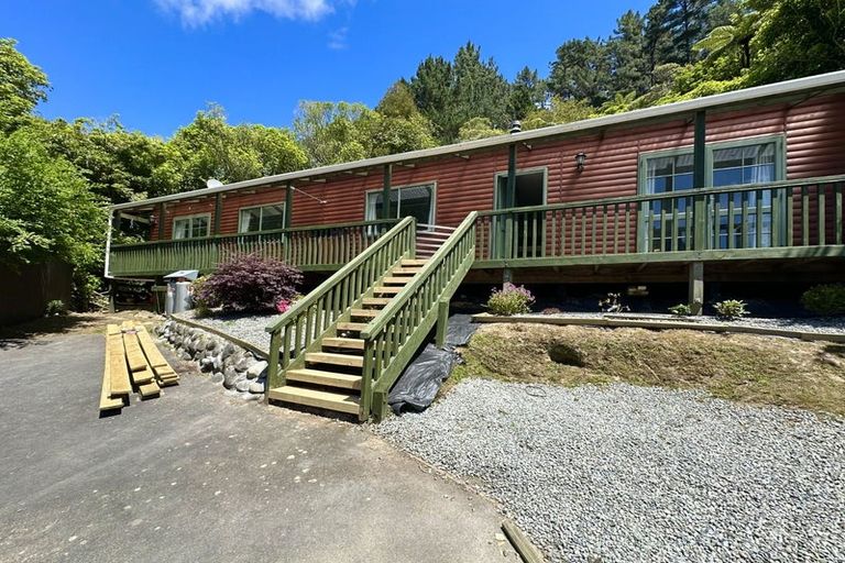 Photo of property in 116 Pinehaven Road, Pinehaven, Upper Hutt, 5019