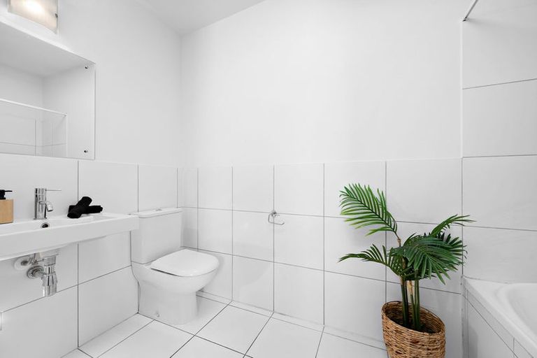 Photo of property in 2/1a Elizabeth Street, Petone, Lower Hutt, 5012