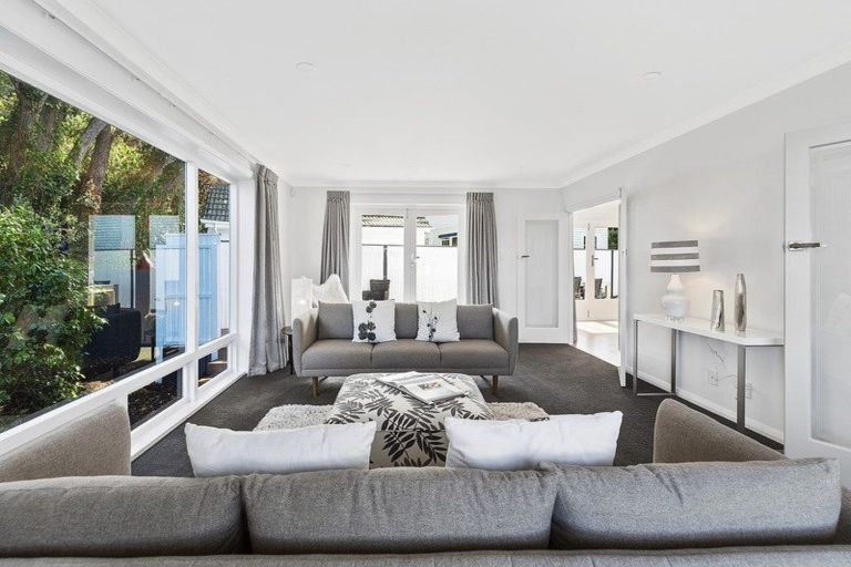 Photo of property in 2 Tio Tio Road, Miramar, Wellington, 6022