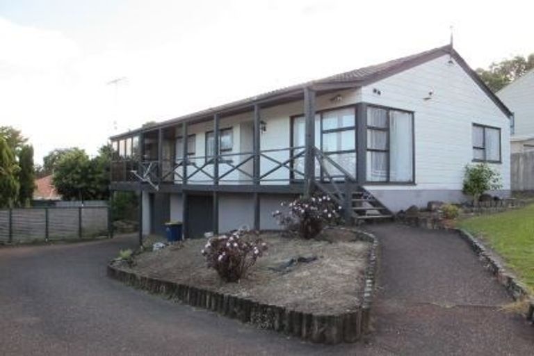 Photo of property in 17 Meadowood Drive, Unsworth Heights, Auckland, 0632