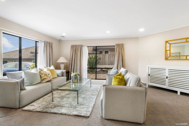 Photo of property in 45 Golfland Drive, Golflands, Auckland, 2013