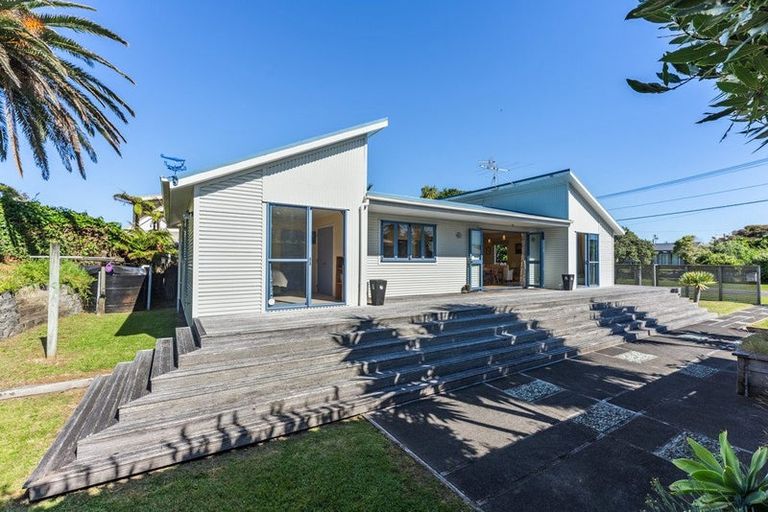 Photo of property in 17 Hona Street, Waikanae Beach, Waikanae, 5036