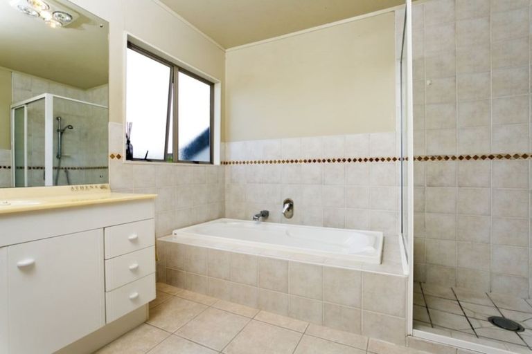 Photo of property in 8 Falstone Lane, Browns Bay, Auckland, 0630