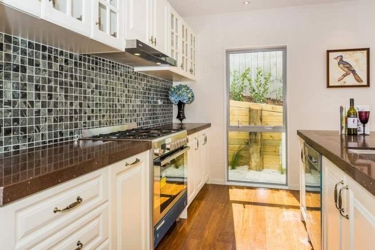 Photo of property in 8 Namsan Close, Fairview Heights, Auckland, 0632