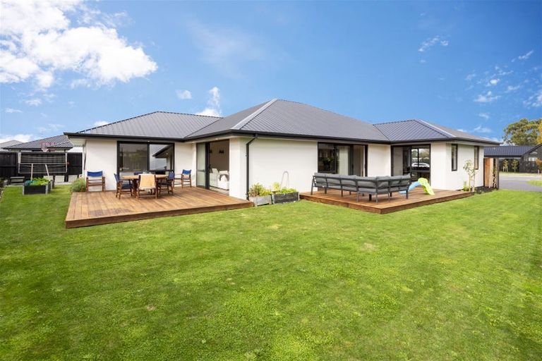 Photo of property in 19 Angus Place, Rangiora, 7400
